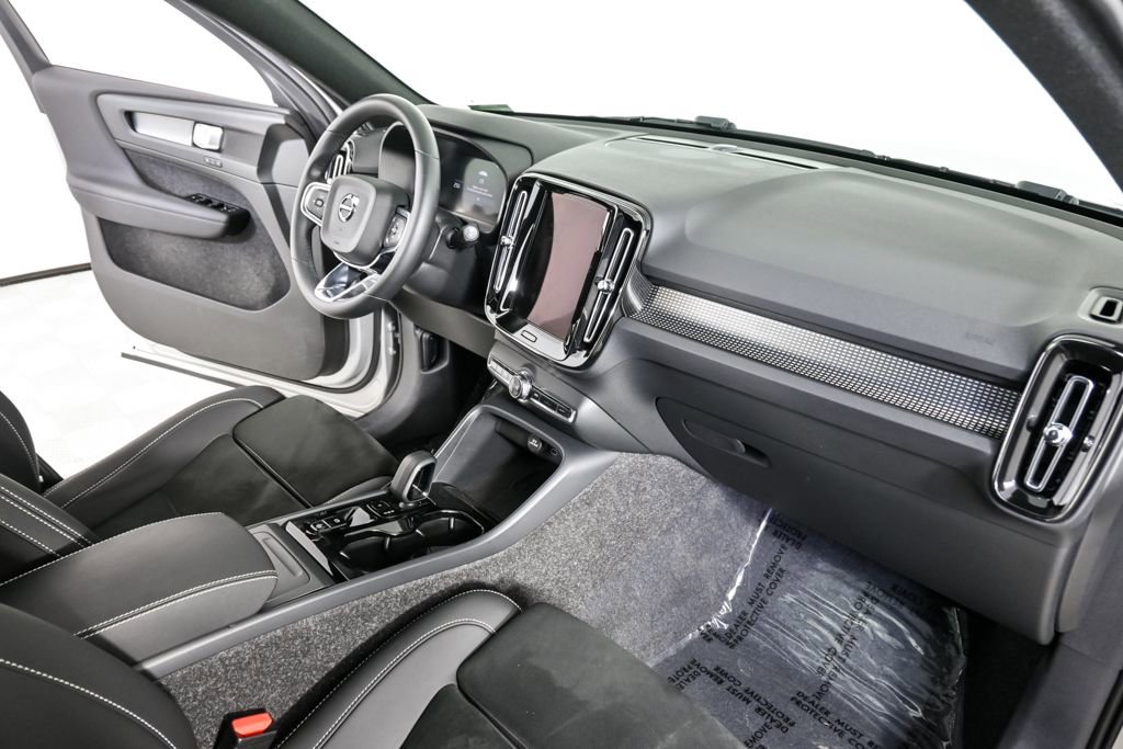 Certified 2025 Volvo XC40 B5 Plus image 25