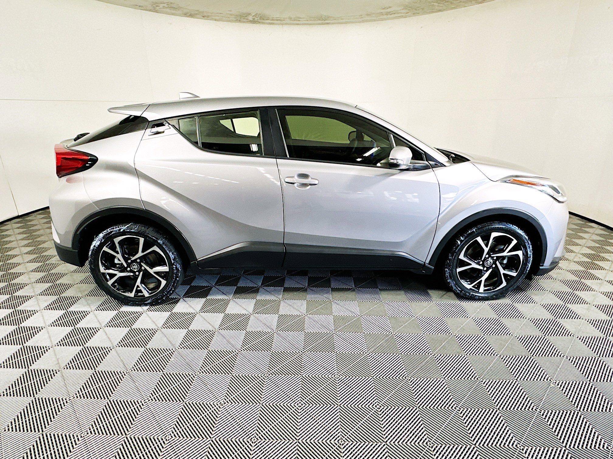 Used 2020 Toyota C-HR XLE FWD image 2