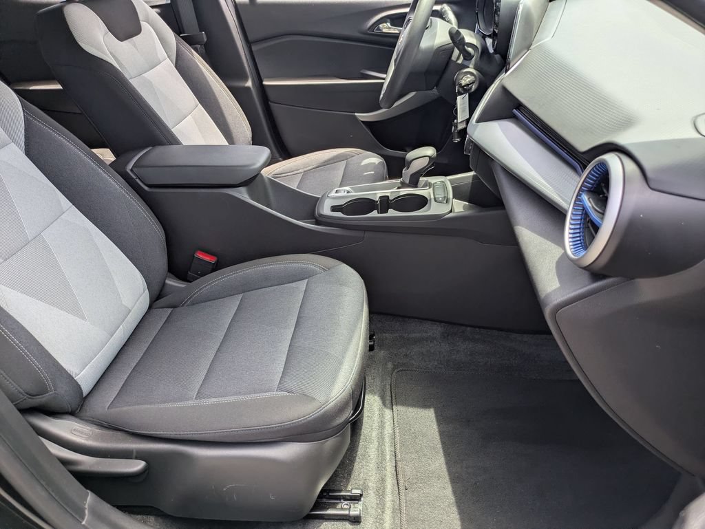 Used 2025 Chevrolet Trax LS FWD image 28