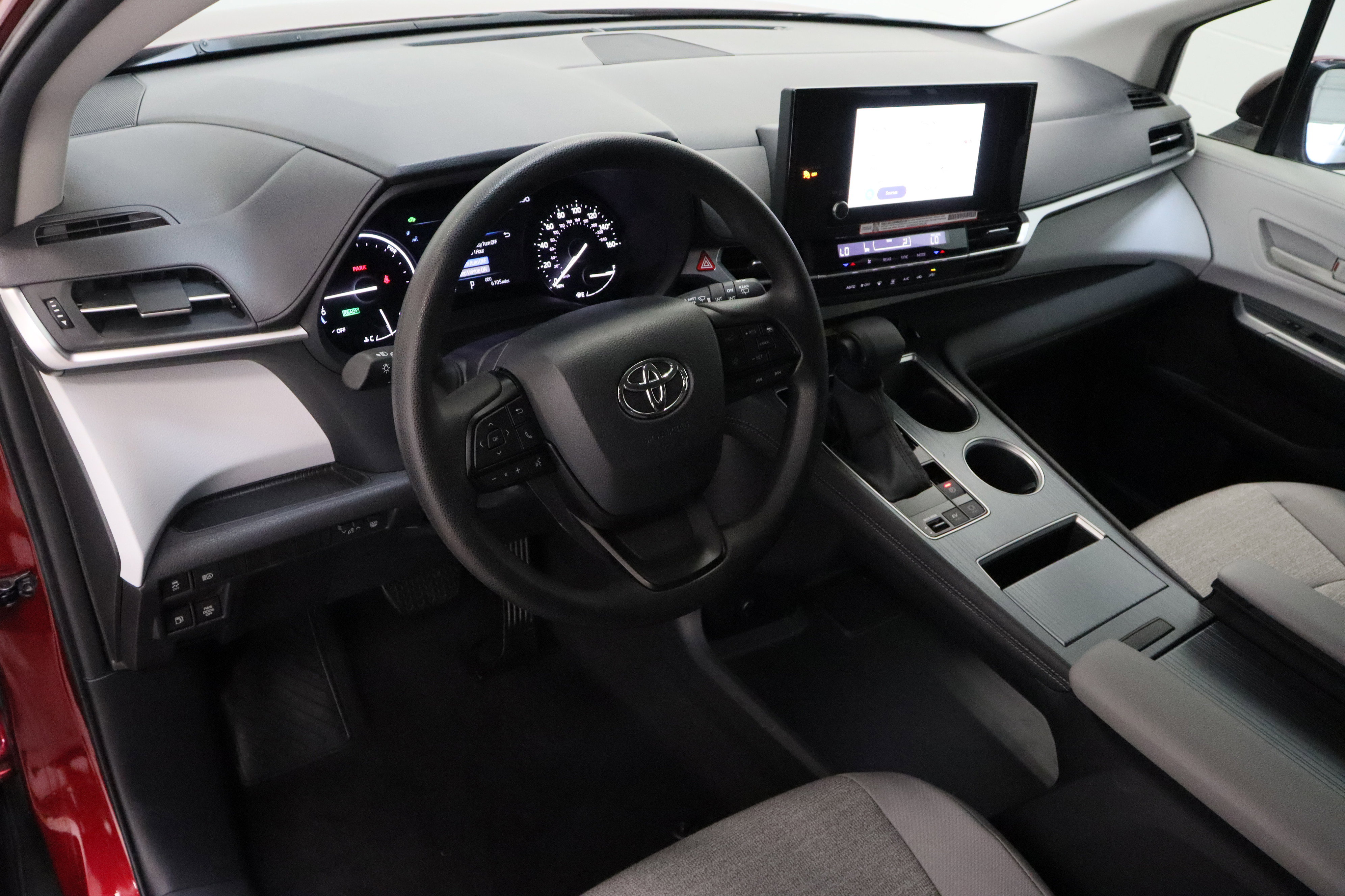 Used 2025 Toyota Sienna LE image 13