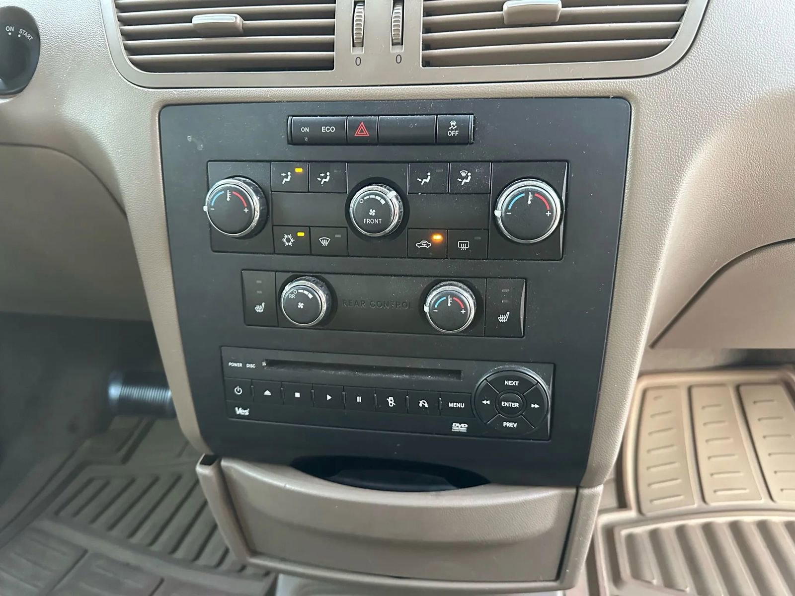 Used 2011 Volkswagen Routan SE image 25