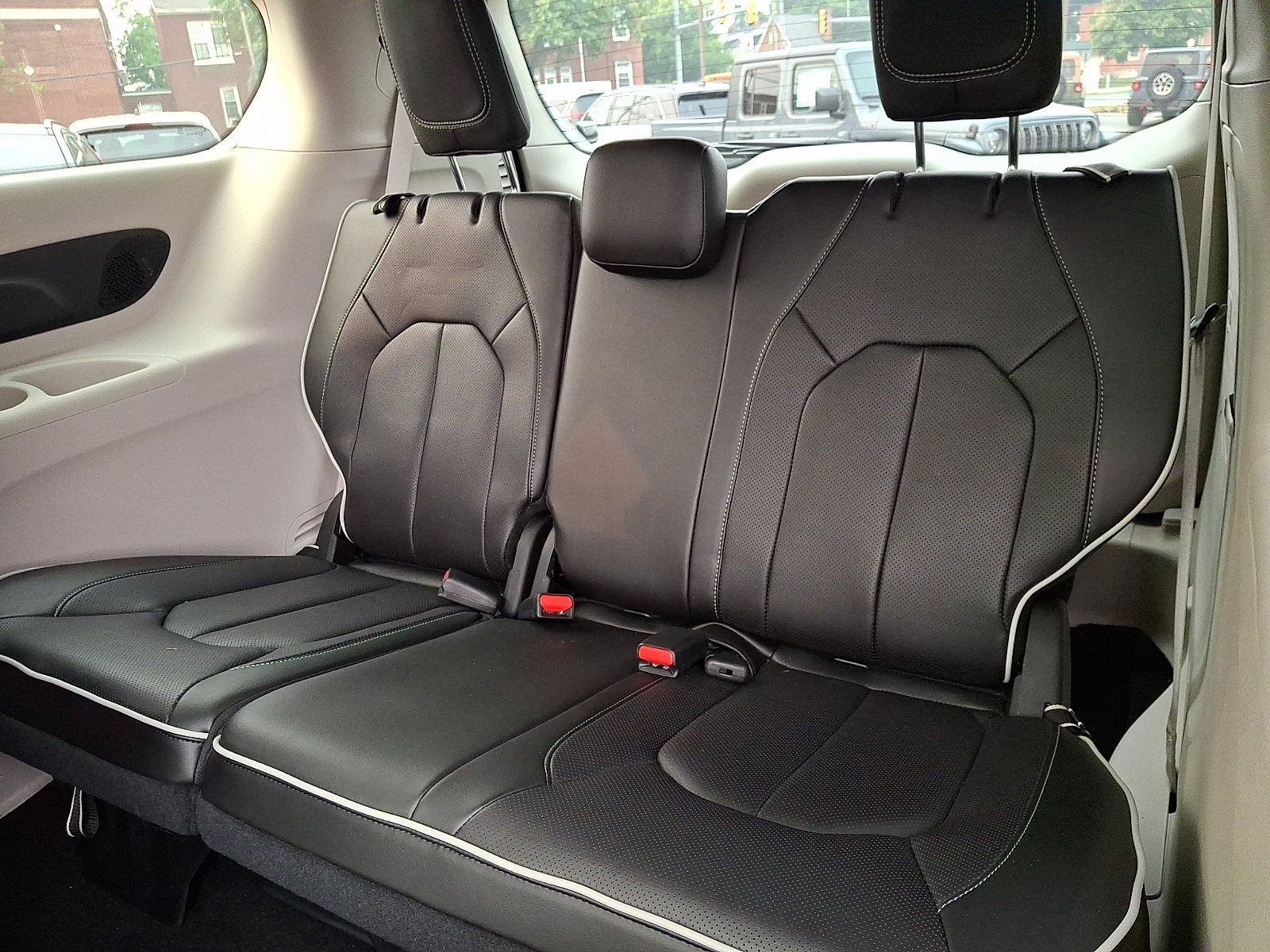 Used 2023 Chrysler Pacifica Limited FWD image 11