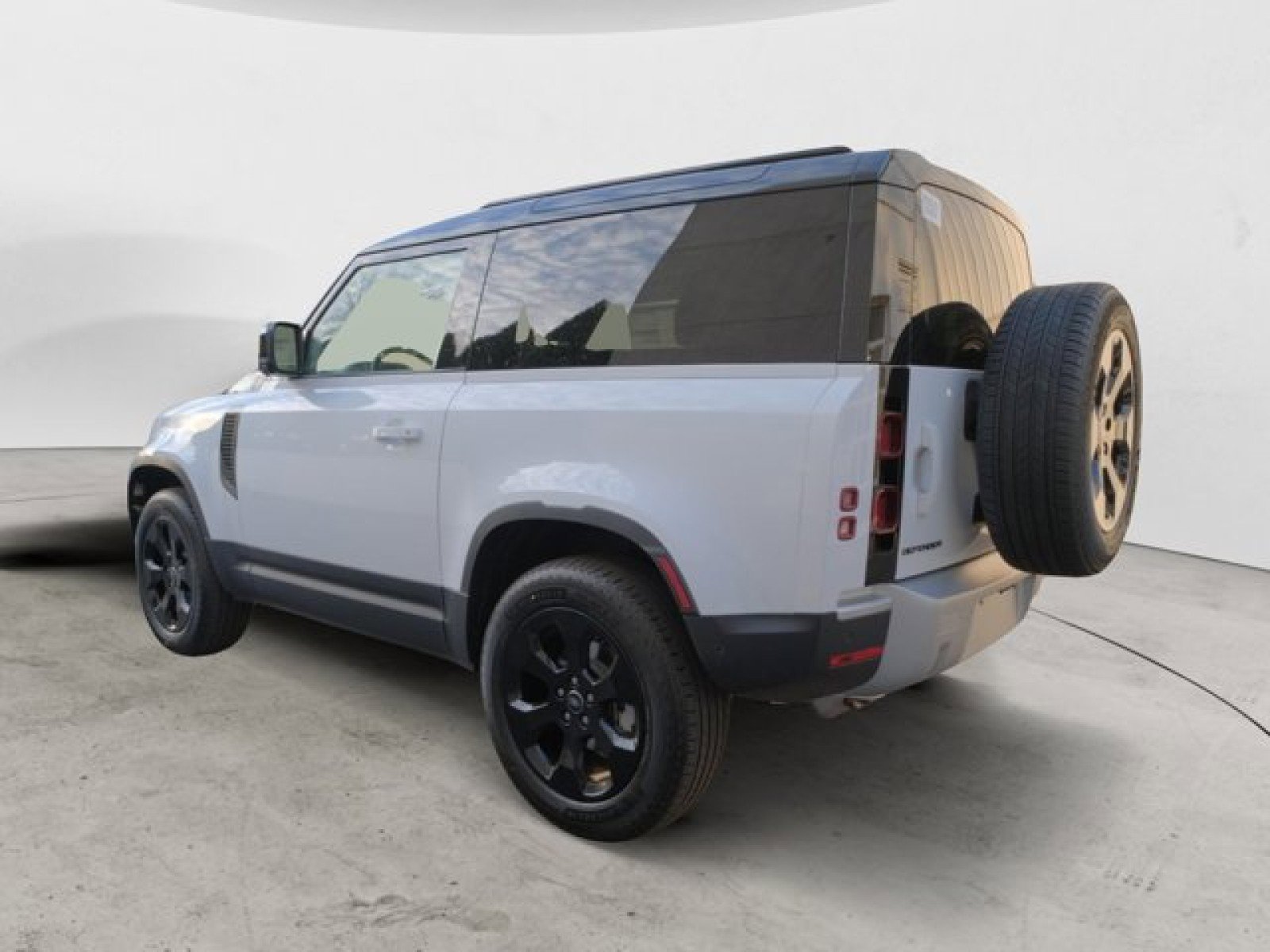 Used 2025 Land Rover Defender 90 S image 3