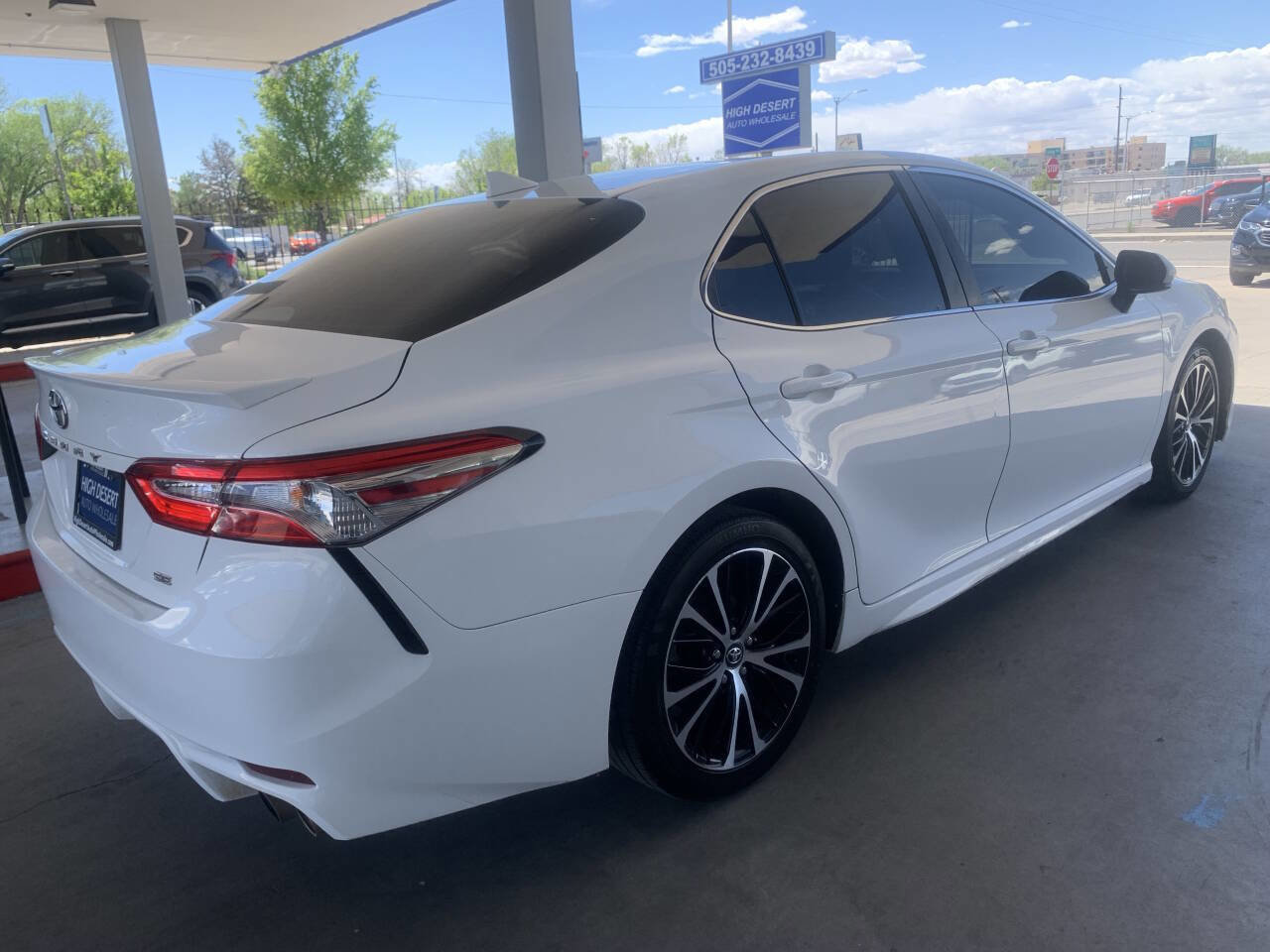 Used 2020 Toyota Camry SE w/ Carpet Mat Package FWD image 5