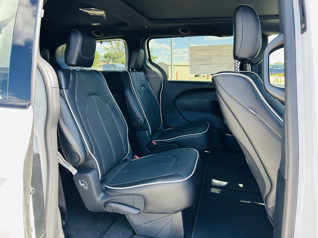 New 2026 Chrysler Pacifica Limited w/ Uconnect Theater Family Group image 39