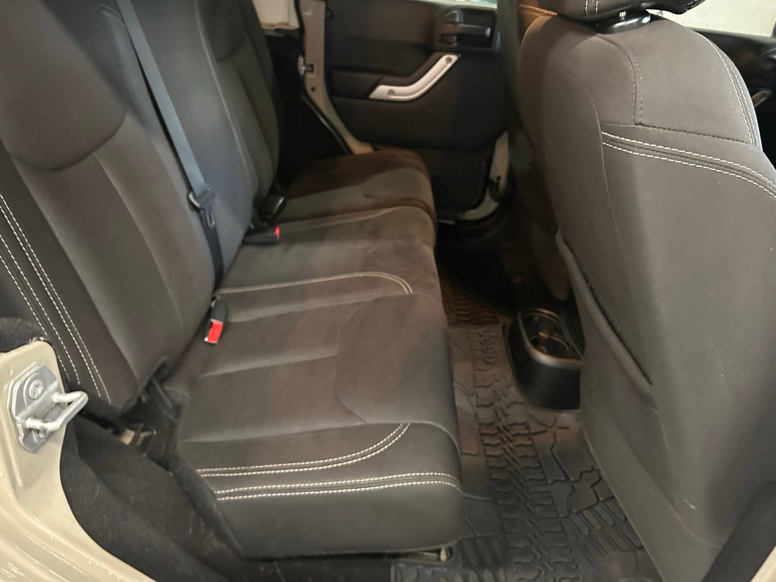 Used 2017 Jeep Wrangler Unlimited Sahara image 28