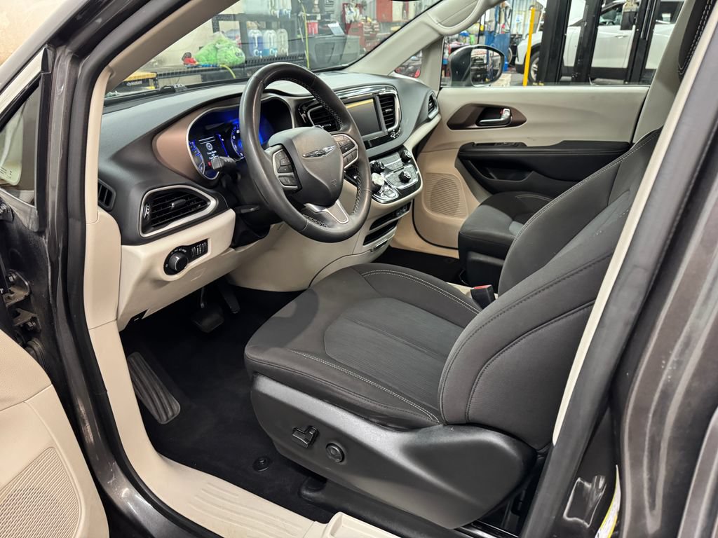 Used 2023 Chrysler Voyager LX FWD image 14