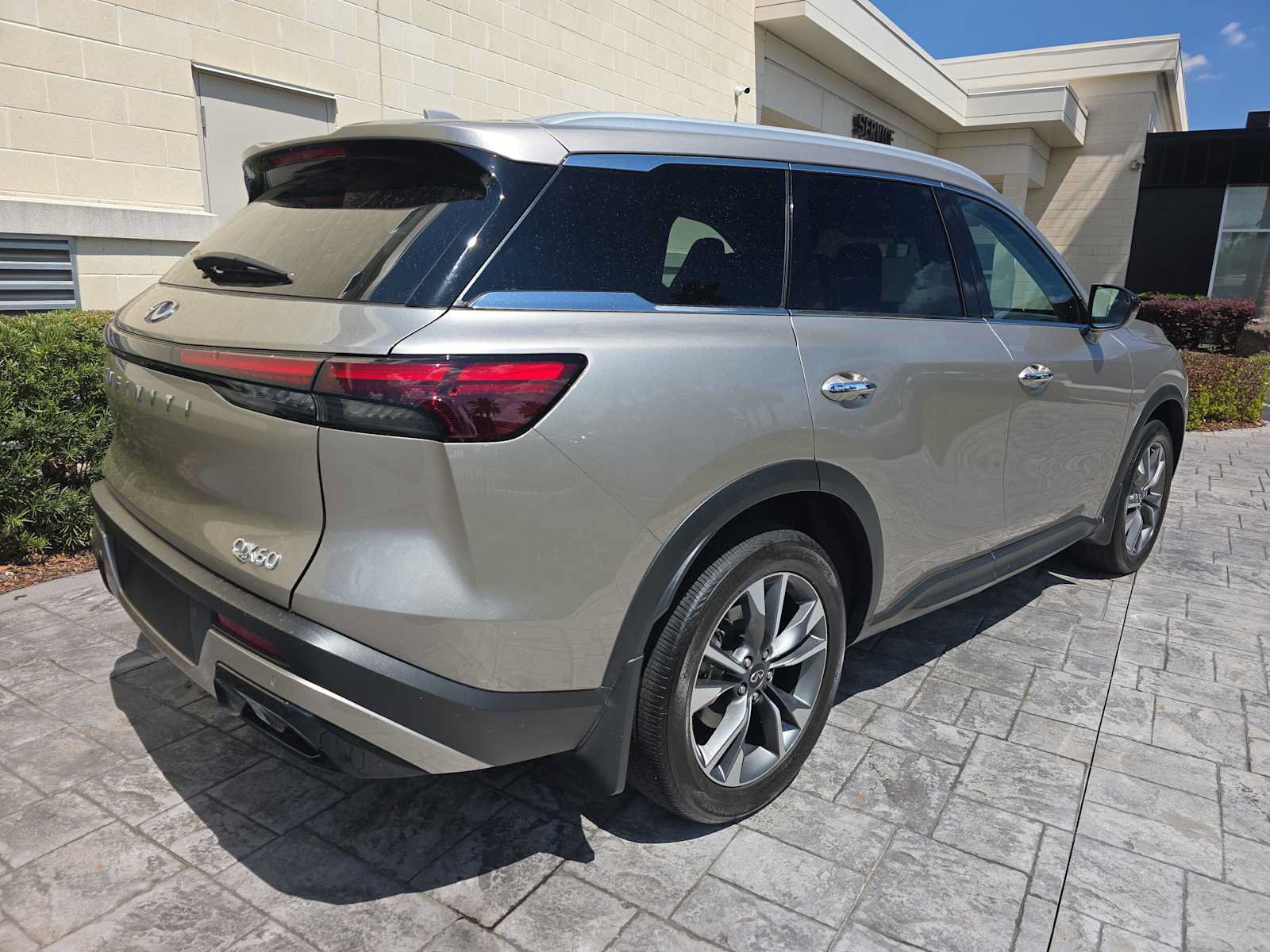 Used 2025 INFINITI QX60 Luxe FWD image 3