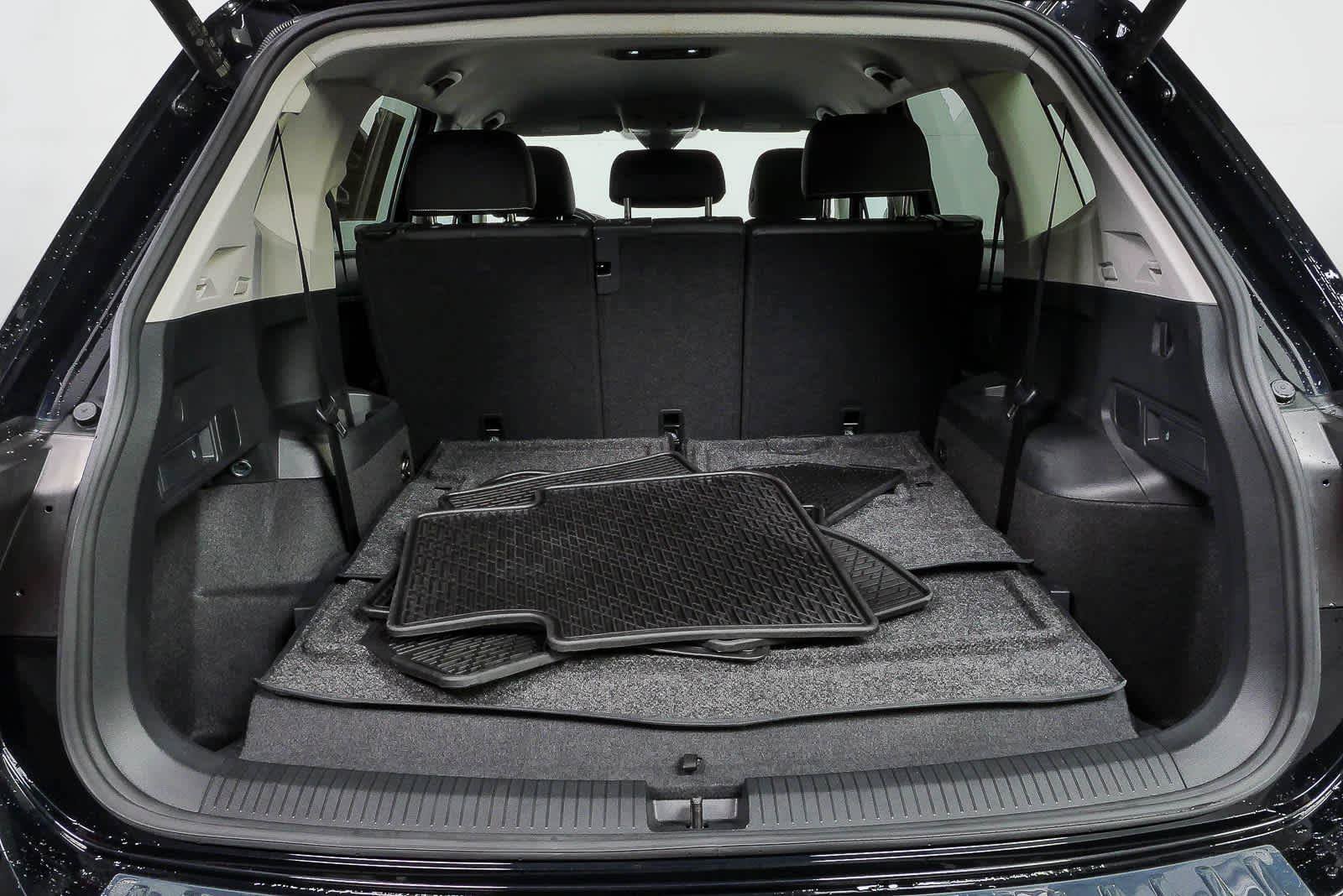Certified 2024 Volkswagen Tiguan SE FWD image 28