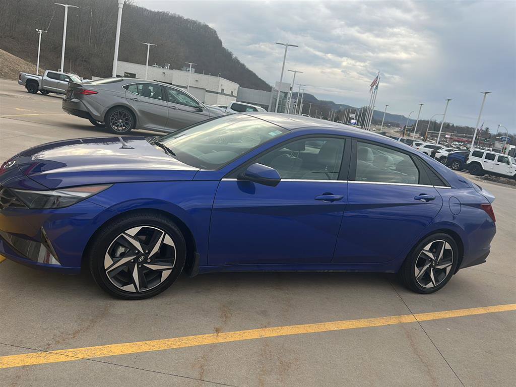 Used 2023 Hyundai Elantra Limited image 11