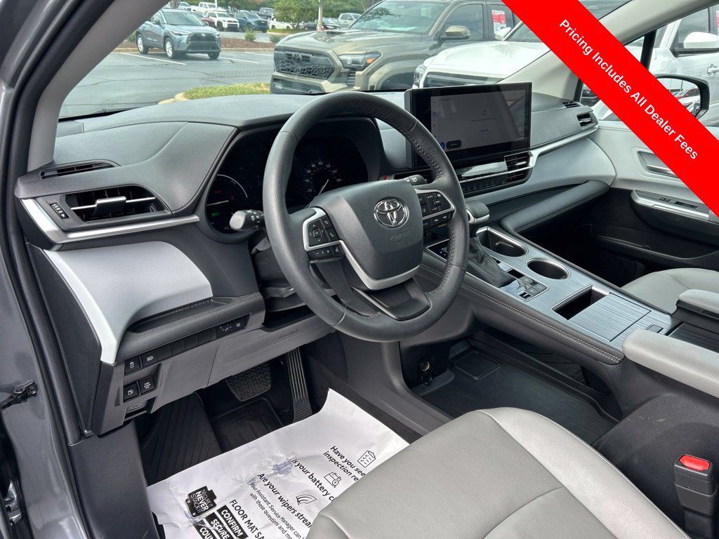 Used 2026 Toyota Sienna XLE FWD image 3