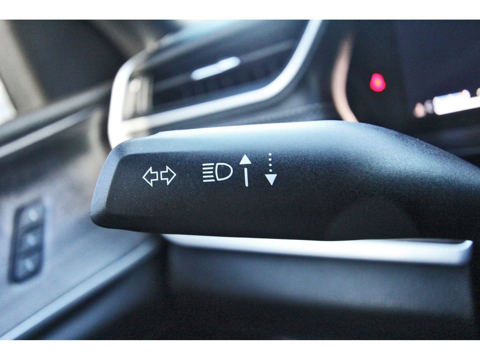 Used 2025 Jeep Grand Cherokee Limited w/ Luxury Tech Group II RWD image 21