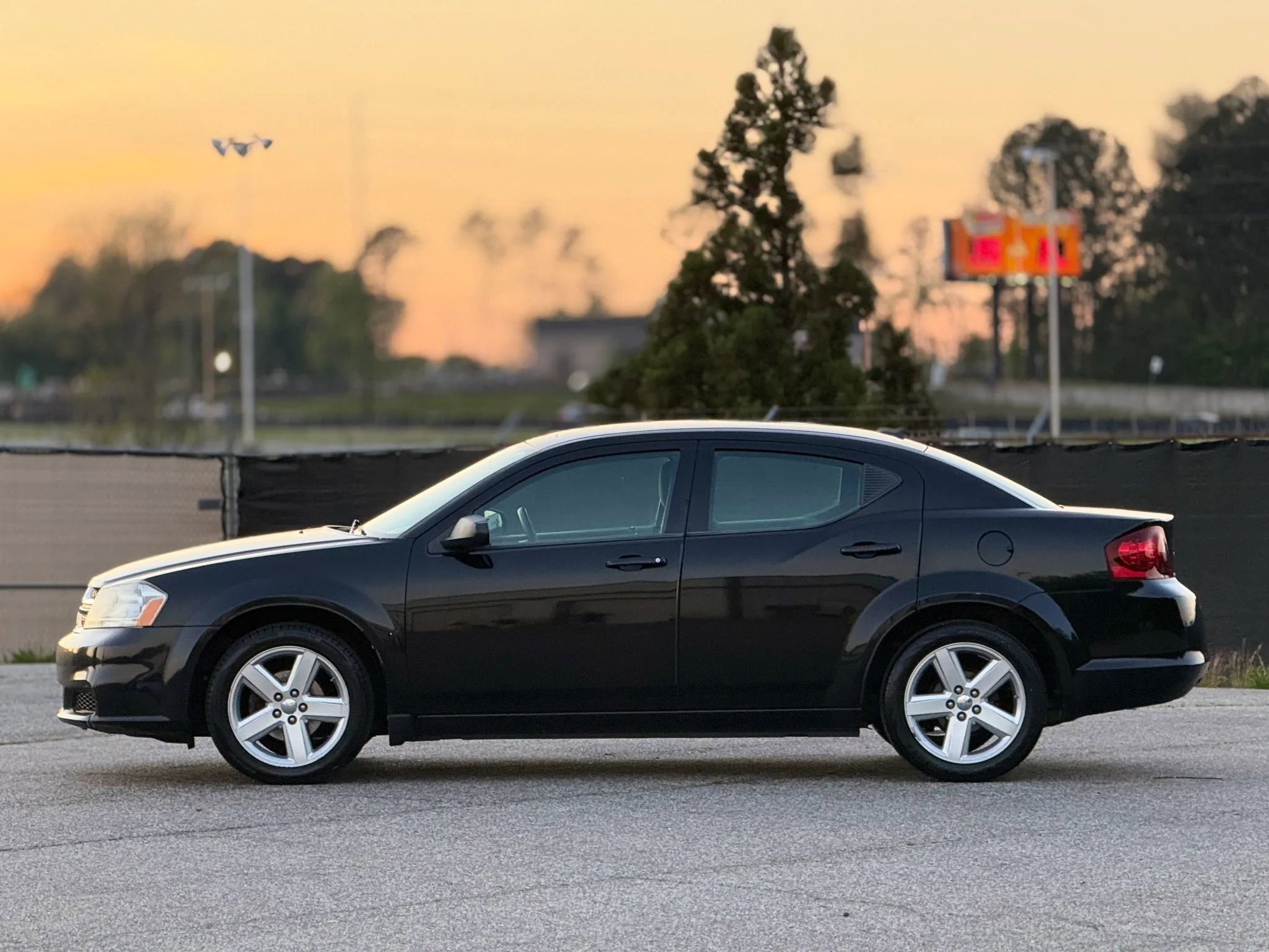 Used 2013 Dodge Avenger SE image 6