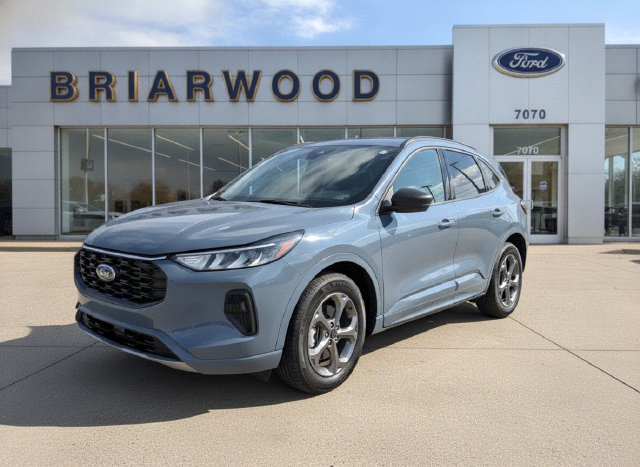 Used 2024 Ford Escape ST-Line w/ Tech Pack #1 AWD/4WD image 1