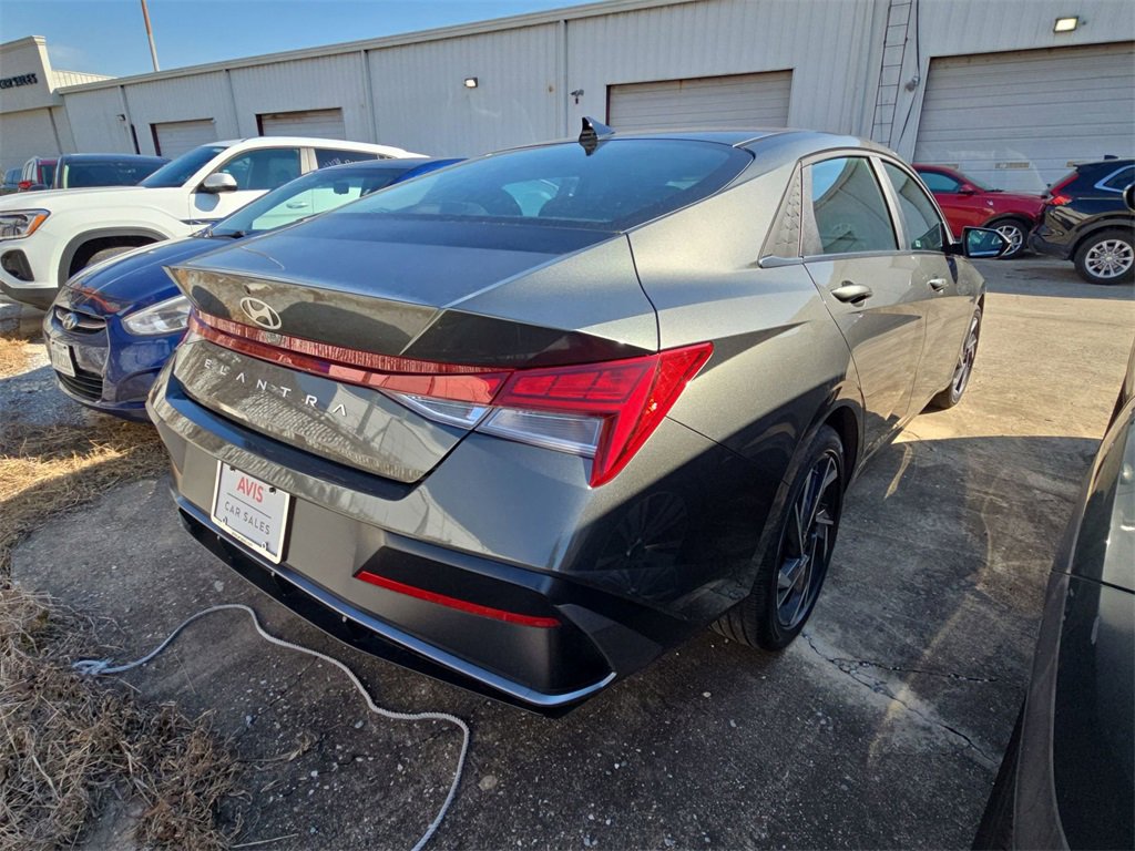 Used 2025 Hyundai Elantra SEL image 4