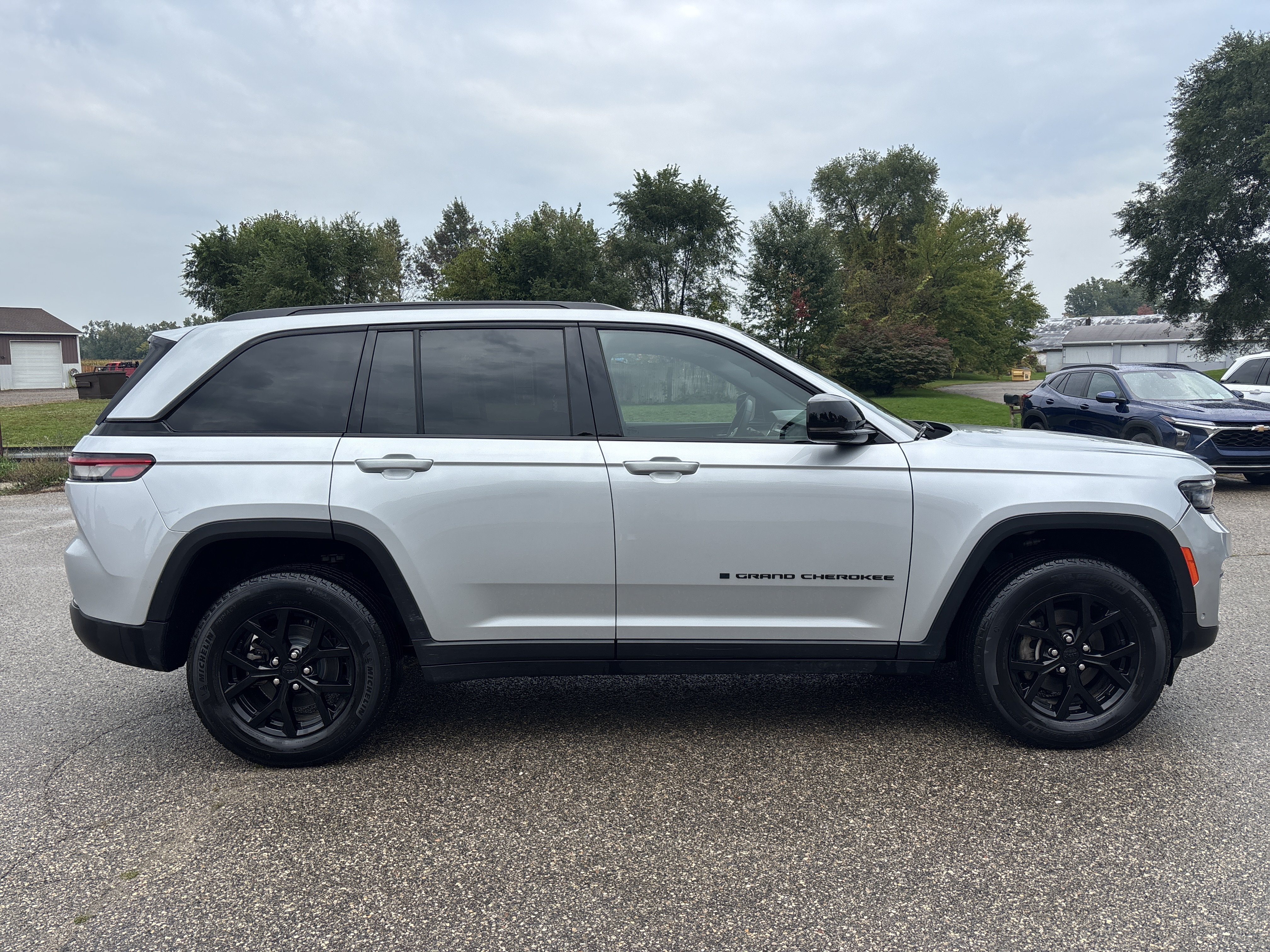 Used 2025 Jeep Grand Cherokee Altitude AWD/4WD image 2