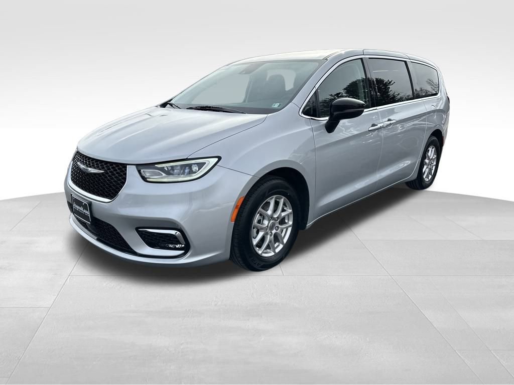 Used 2024 Chrysler Pacifica Touring-L image 3