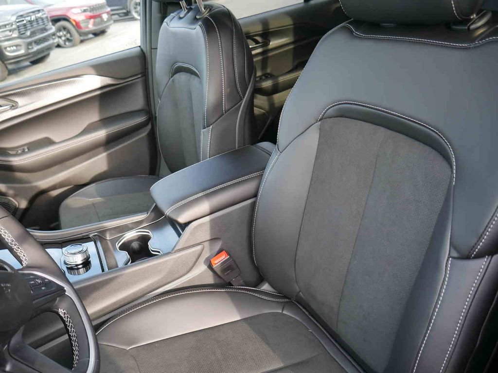 New 2025 Jeep Grand Cherokee Altitude image 29