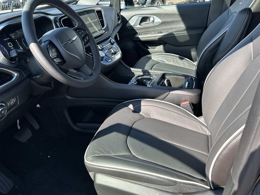 New 2026 Chrysler Pacifica Limited w/ S Appearance Package FWD image 15