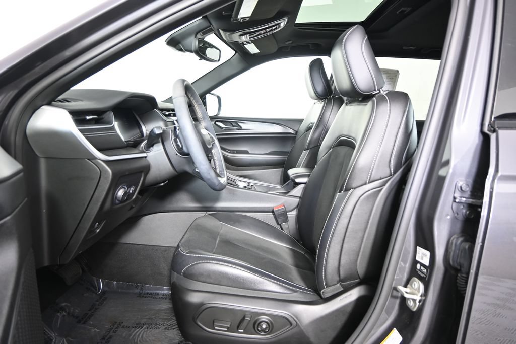 Used 2023 Jeep Grand Cherokee Altitude AWD/4WD image 20