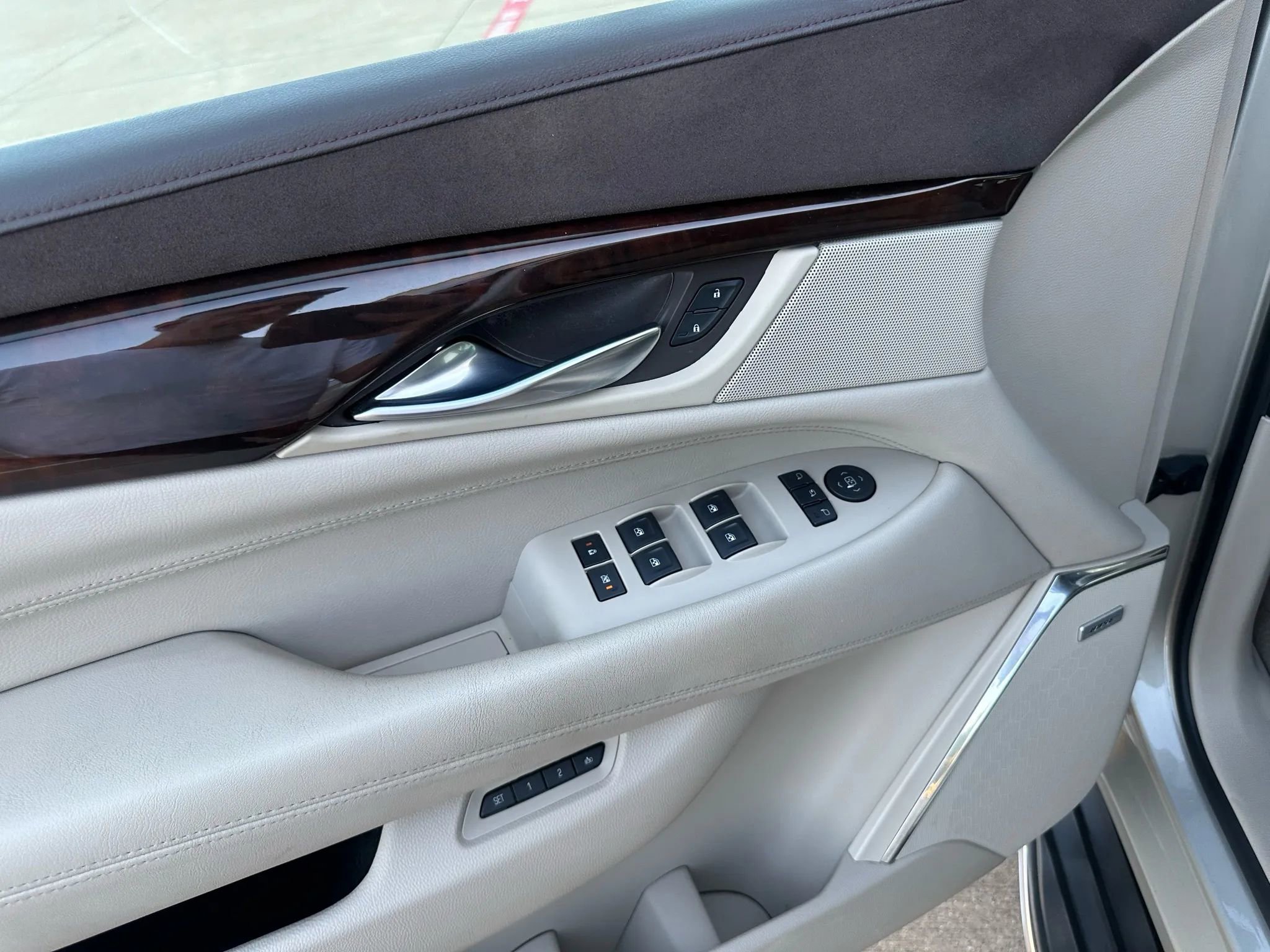 Used 2015 Cadillac Escalade Luxury image 33