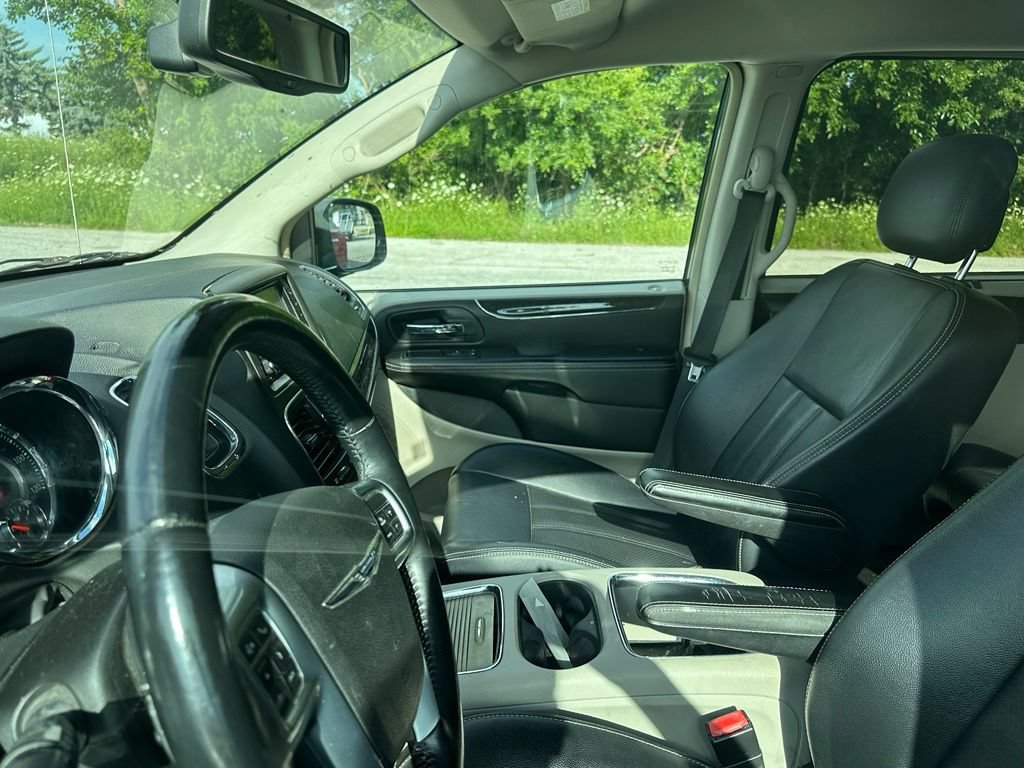 Used 2013 Chrysler Town & Country Touring-L w/ Entertainment Group #2 FWD image 6