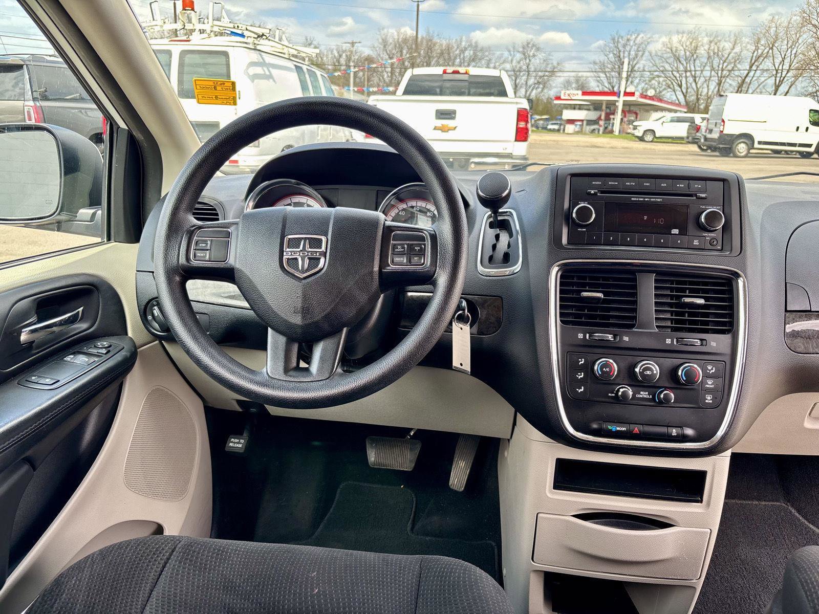 Used 2017 Dodge Grand Caravan SE image 3