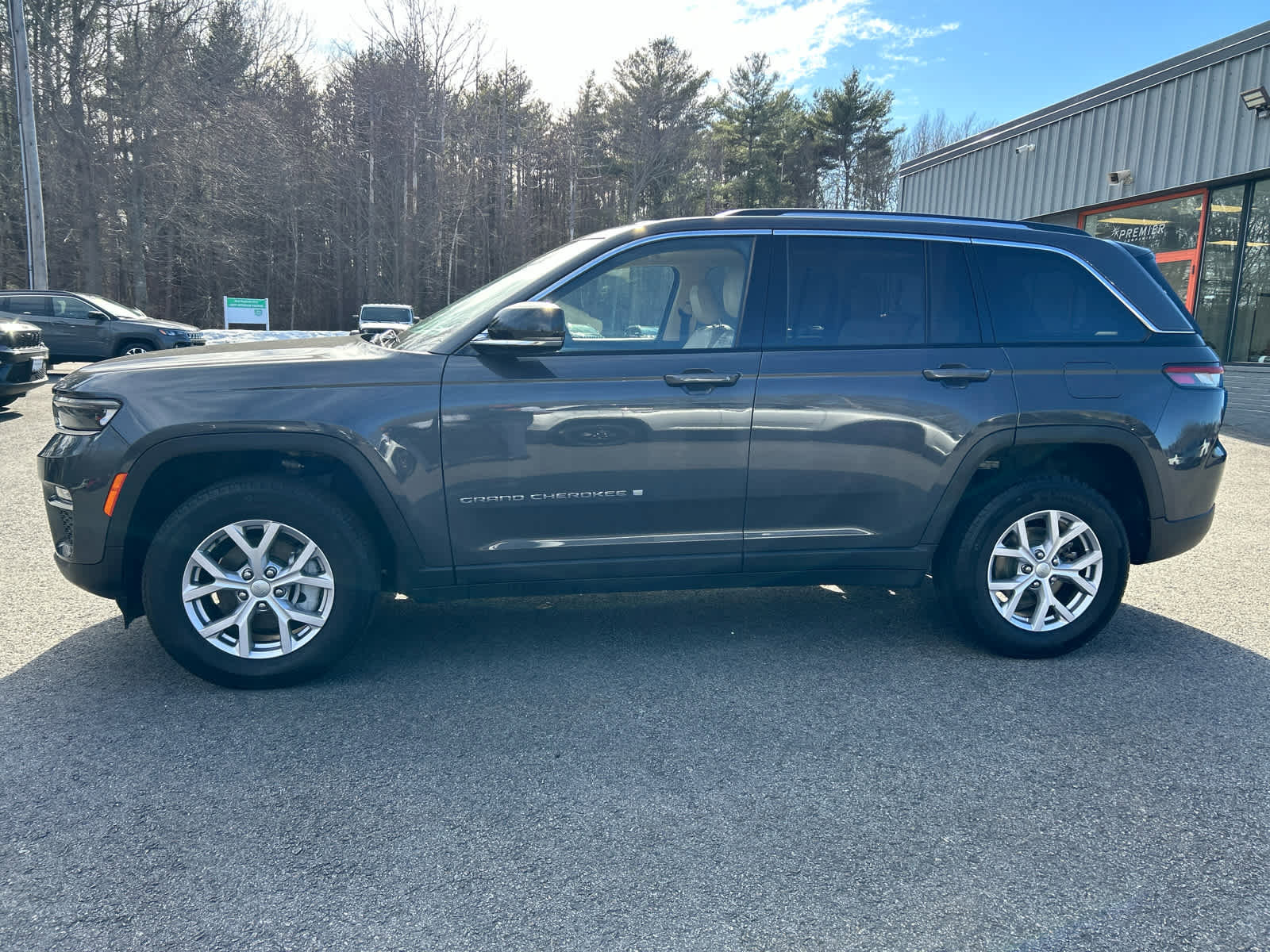Used 2022 Jeep Grand Cherokee Limited AWD/4WD image 10