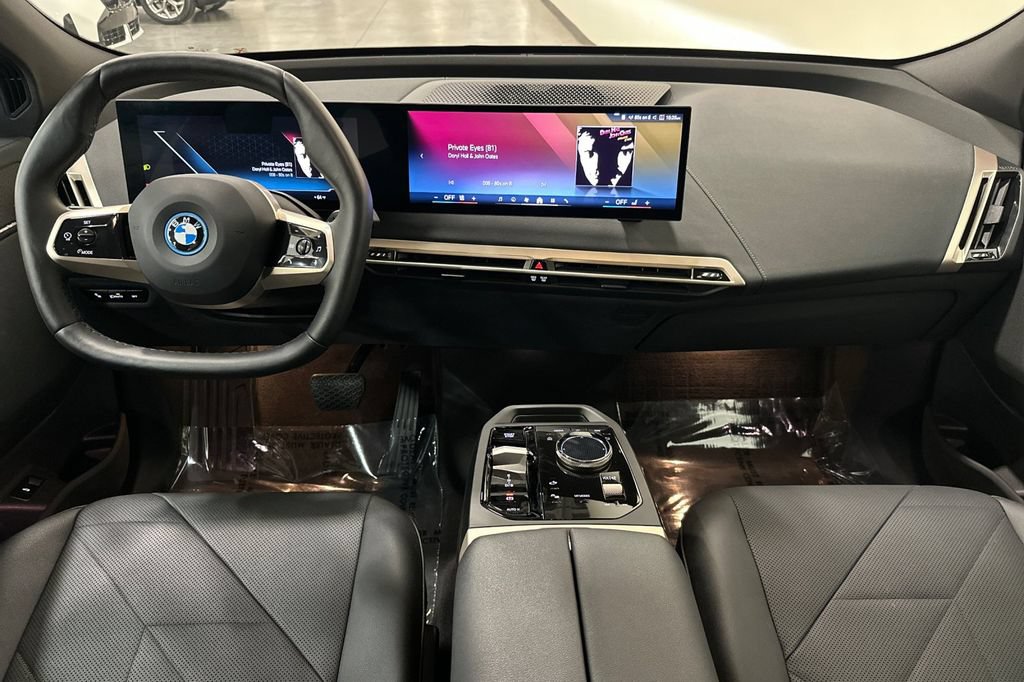 Used 2024 BMW iX xDrive50 w/ Sport Package AWD/4WD image 15