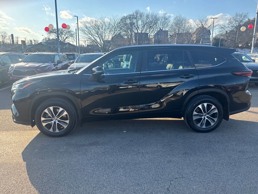 Used 2024 Toyota Highlander XLE image 4