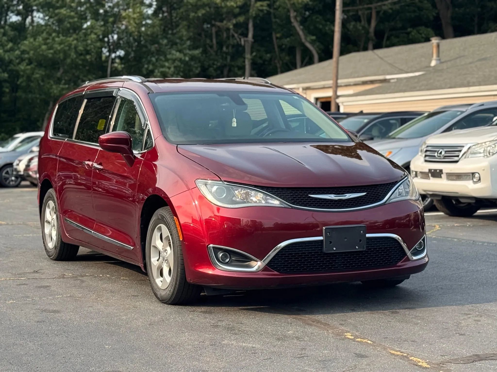 Used 2017 Chrysler Pacifica Touring-L Plus image 2
