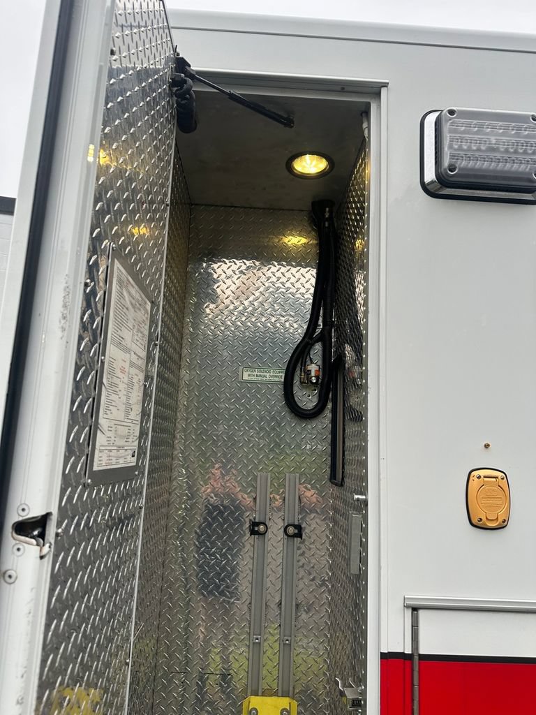 Used 2011 Chevrolet Express 4500 w/ Ambulance Package RWD image 20