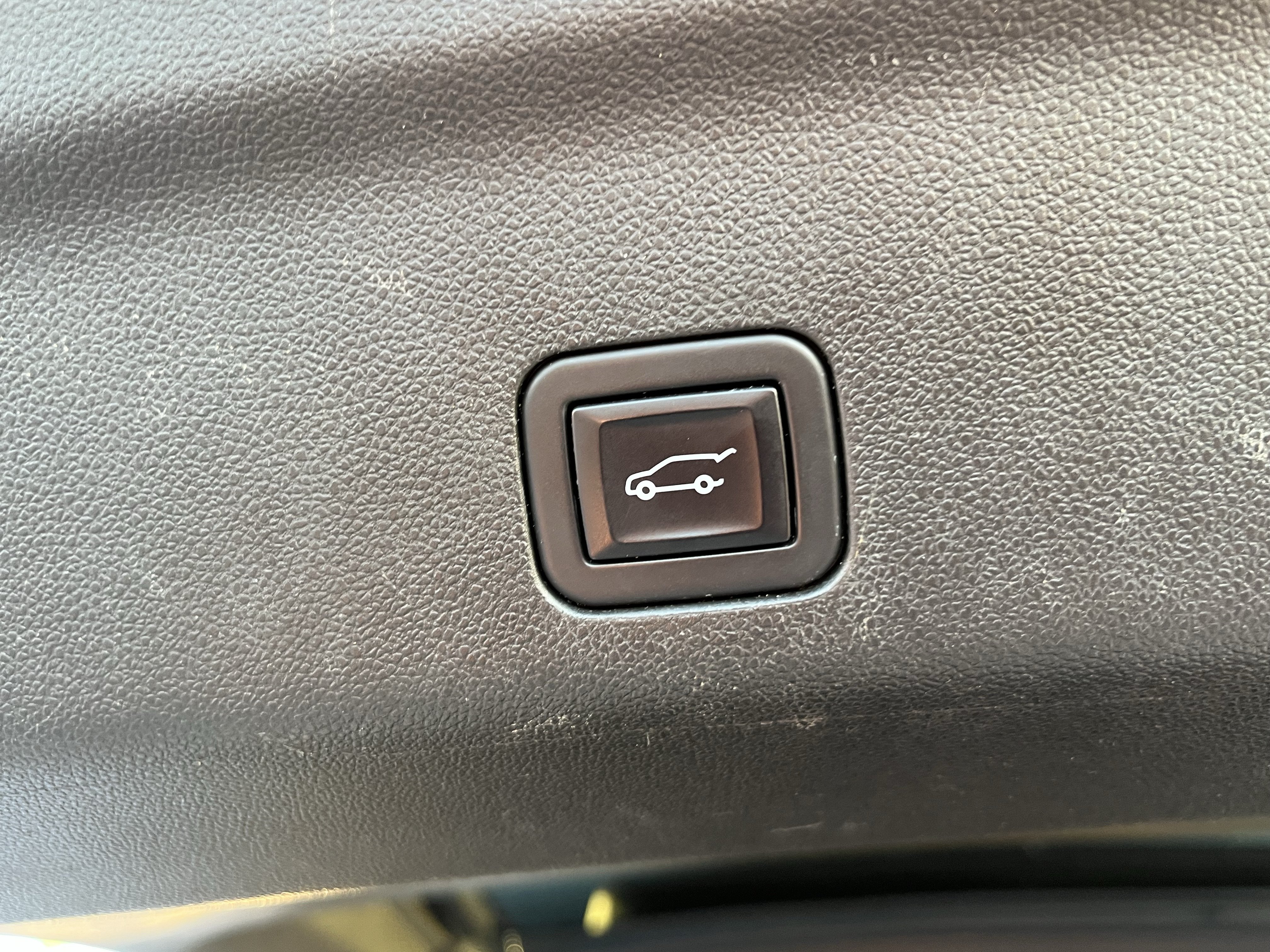 Used 2023 Chevrolet Suburban Premier RWD image 15