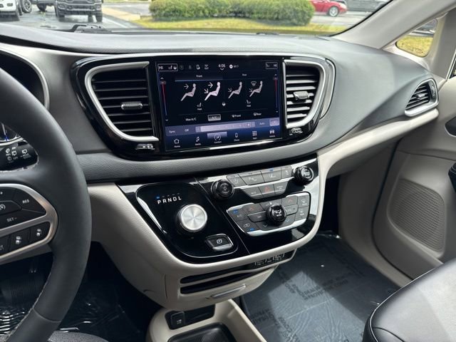 Used 2024 Chrysler Pacifica Touring-L FWD image 16