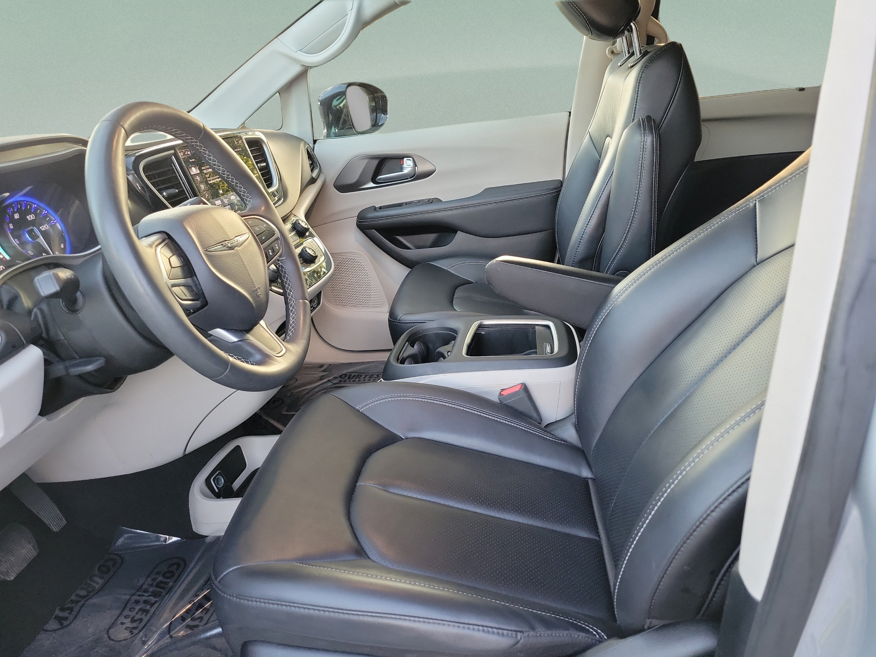 Used 2024 Chrysler Pacifica Touring-L FWD image 19