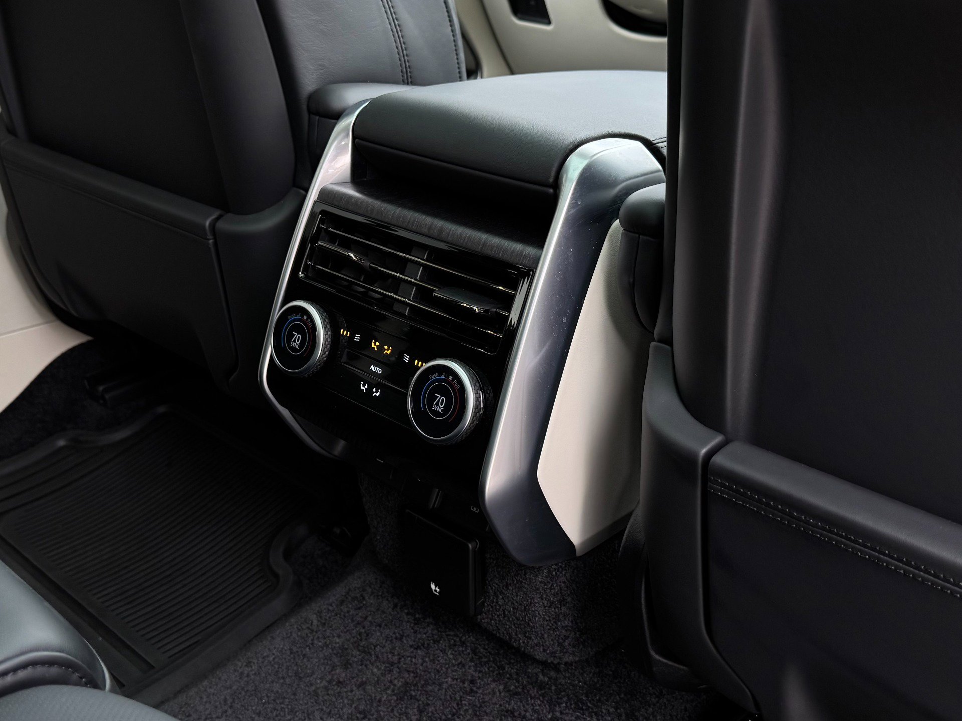 Used 2024 Land Rover Range Rover SE image 36