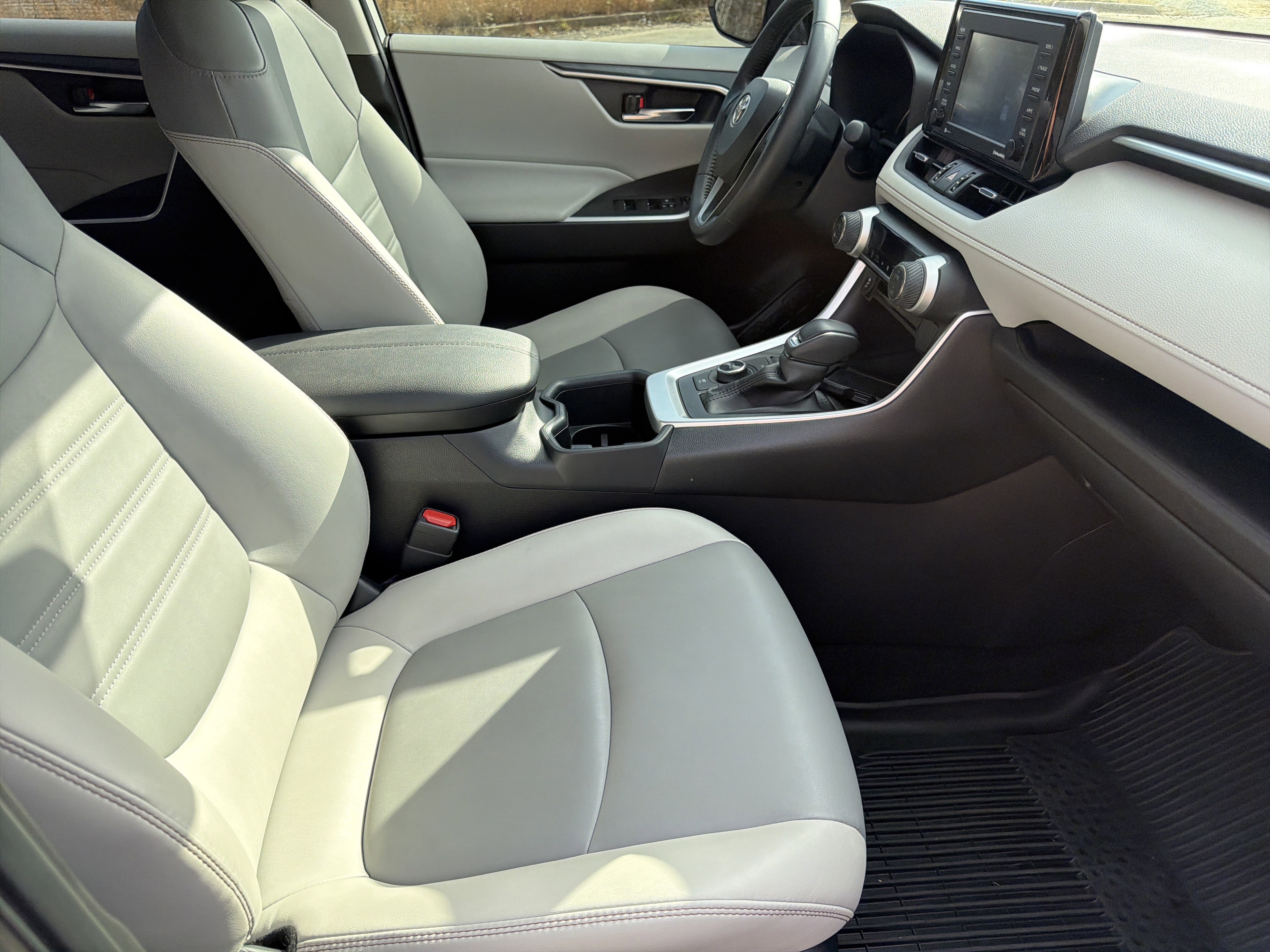 Used 2022 Toyota RAV4 XLE Premium image 12