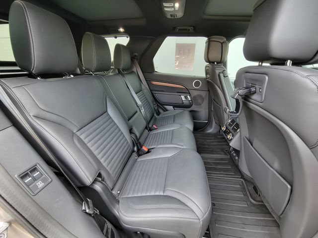 Used 2025 Land Rover Discovery Dynamic SE AWD/4WD image 19