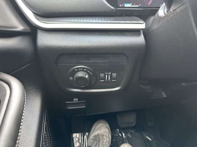 Used 2024 Jeep Grand Cherokee Laredo w/ Trailer Tow Package image 21