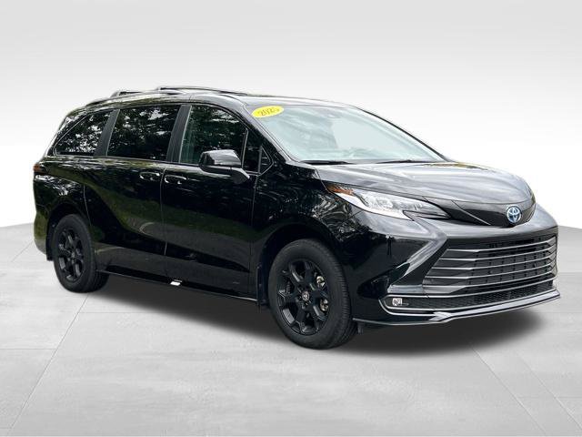 Used 2025 Toyota Sienna XLE Woodland Edition AWD/4WD image 7