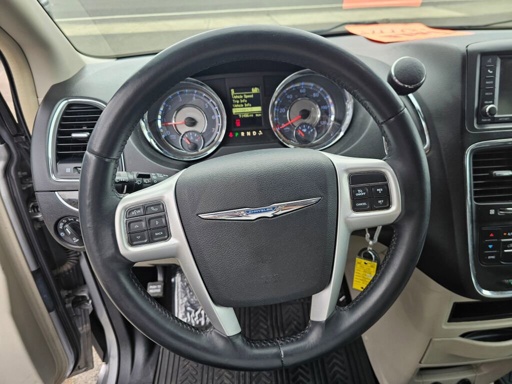 Used 2016 Chrysler Town & Country Touring image 30