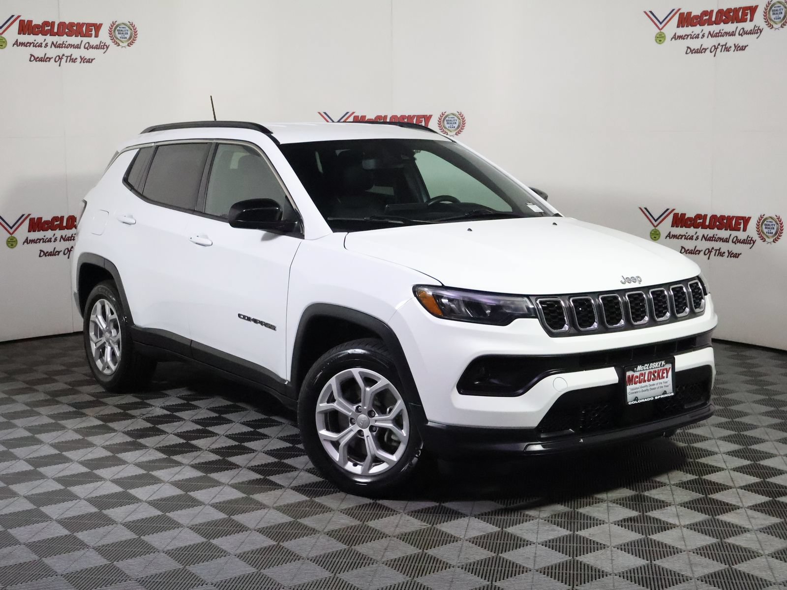 Used 2024 Jeep Compass Latitude AWD/4WD image 2