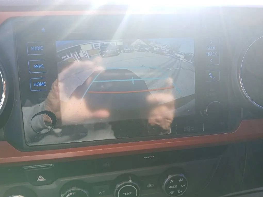 Used 2017 Toyota Tacoma TRD Off-Road w/ Tow Package (A/T) image 12