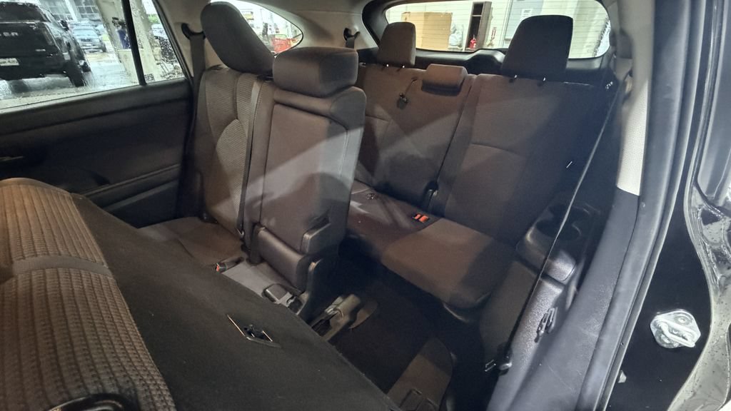 Used 2024 Toyota Highlander LE FWD image 27