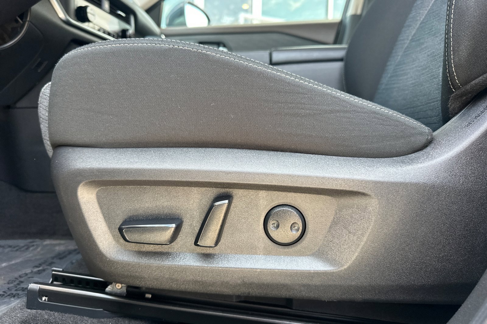 Used 2023 Nissan Rogue SV image 13