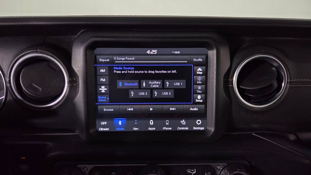 Used 2018 Jeep Wrangler Unlimited Sahara AWD/4WD image 24