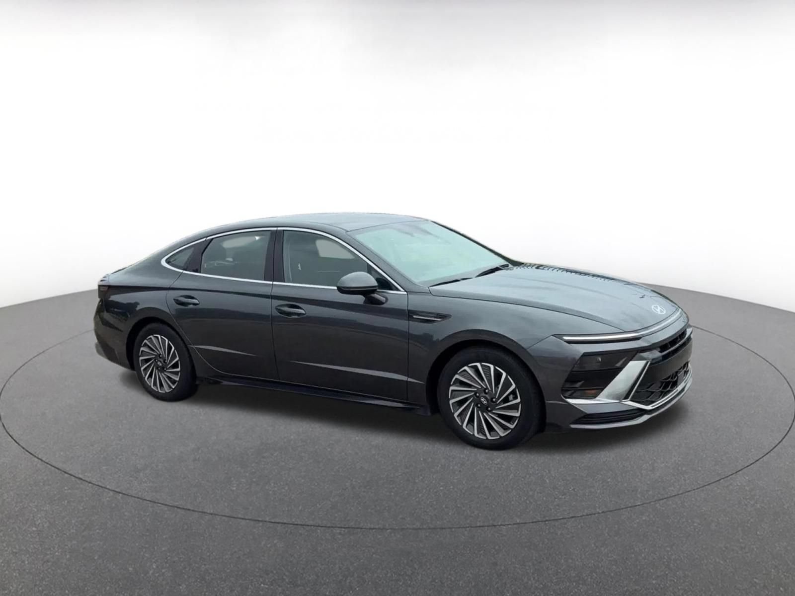 Used 2025 Hyundai Sonata SEL FWD image 2