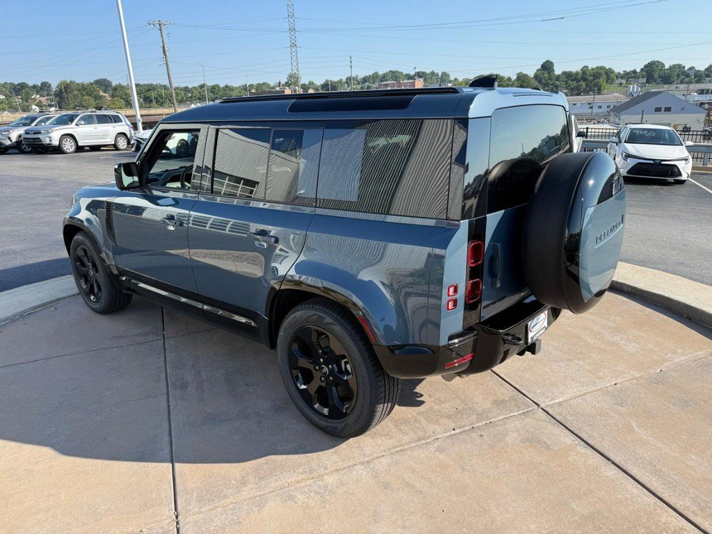Used 2025 Land Rover Defender 110 X-Dynamic SE AWD/4WD image 9