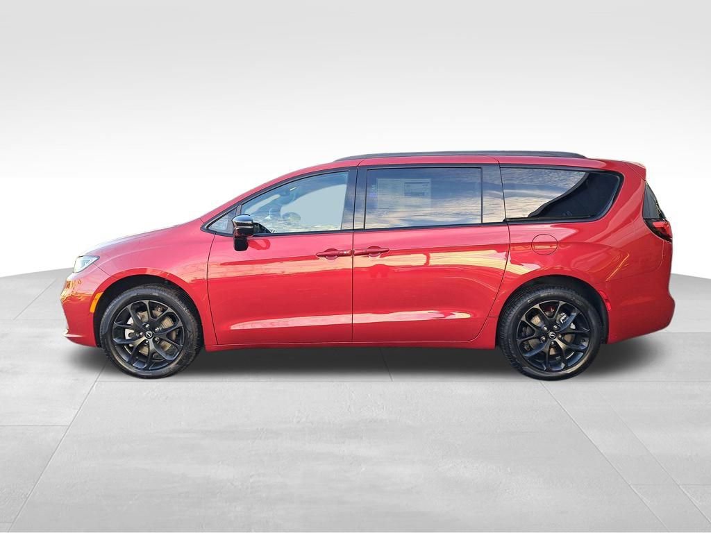 New 2026 Chrysler Pacifica Limited w/ Uconnect Theater Family Group AWD/4WD image 2