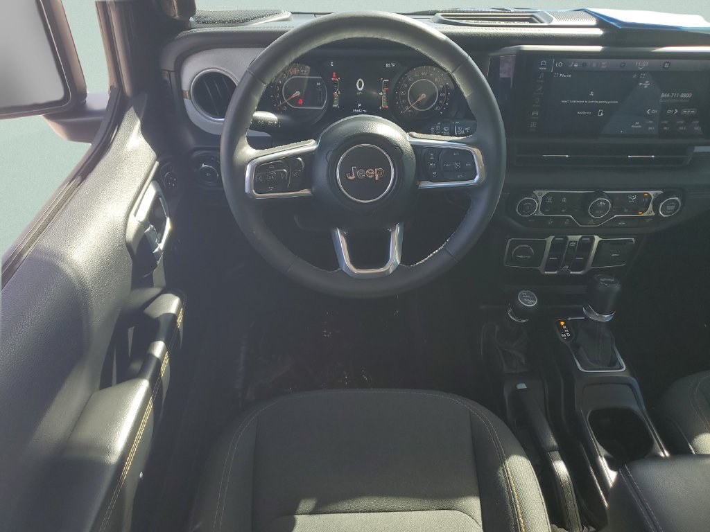 Used 2025 Jeep Wrangler Unlimited Sahara AWD/4WD image 13